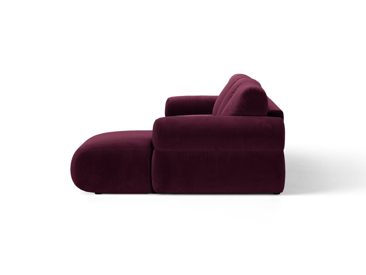 Beiges L-Sofa links Ophelia von Micadoni mit Liberty-Stoffbezug, niedriger Silhouette, schwarzen Kunststoffbeinen und tiefer Sitzfläche.
