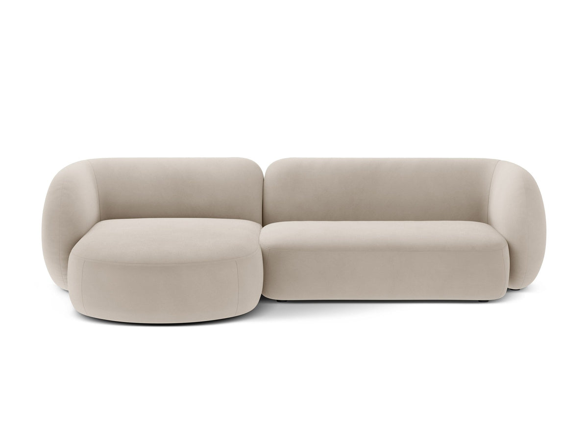 Produktfoto des weissen Kate Ecksofas links von Micadoni mit Bouclé-Stoffbezug, schwarzen Kunststoffbeinen und niedriger Rückenlehne.