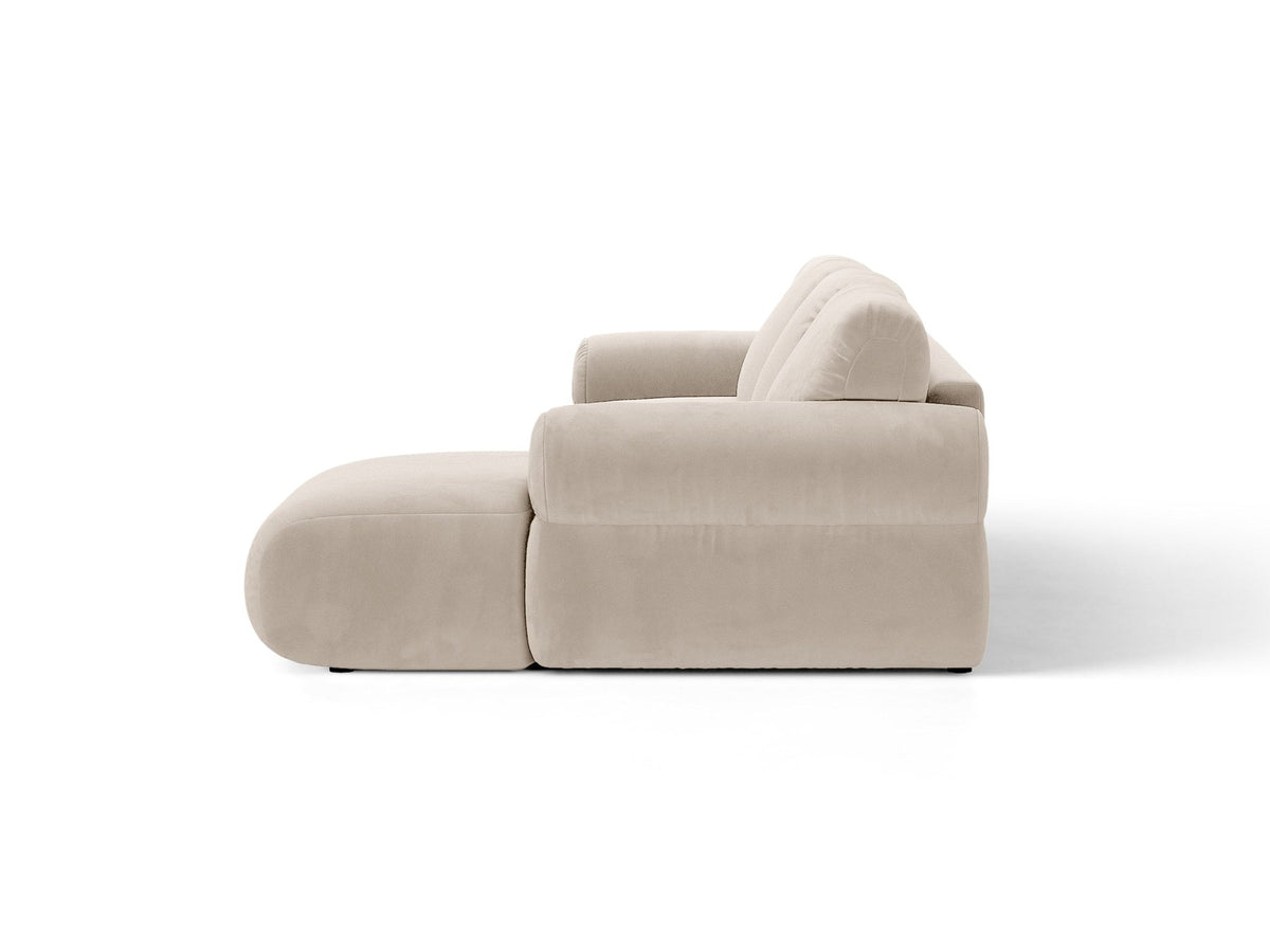 Beiges L-Sofa links Ophelia von Micadoni mit Liberty-Stoffbezug, niedriger Silhouette, schwarzen Kunststoffbeinen und tiefer Sitzfläche.