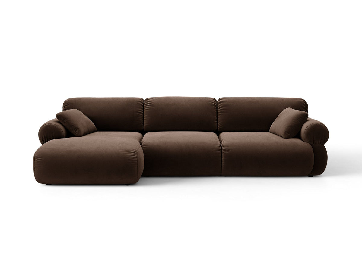 Beiges L-Sofa links Ophelia von Micadoni mit Liberty-Stoffbezug, niedriger Silhouette, schwarzen Kunststoffbeinen und tiefer Sitzfläche.