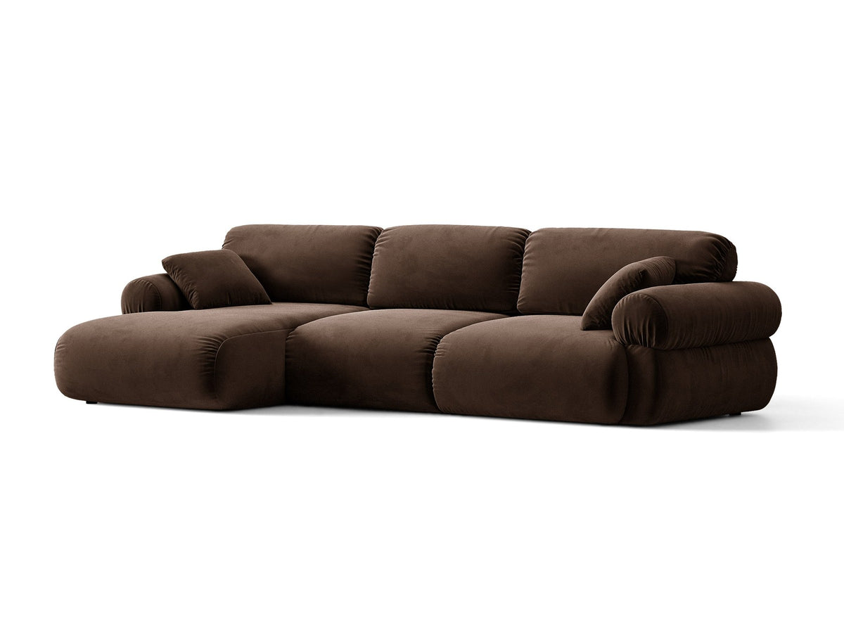 Beiges L-Sofa links Ophelia von Micadoni mit Liberty-Stoffbezug, niedriger Silhouette, schwarzen Kunststoffbeinen und tiefer Sitzfläche.