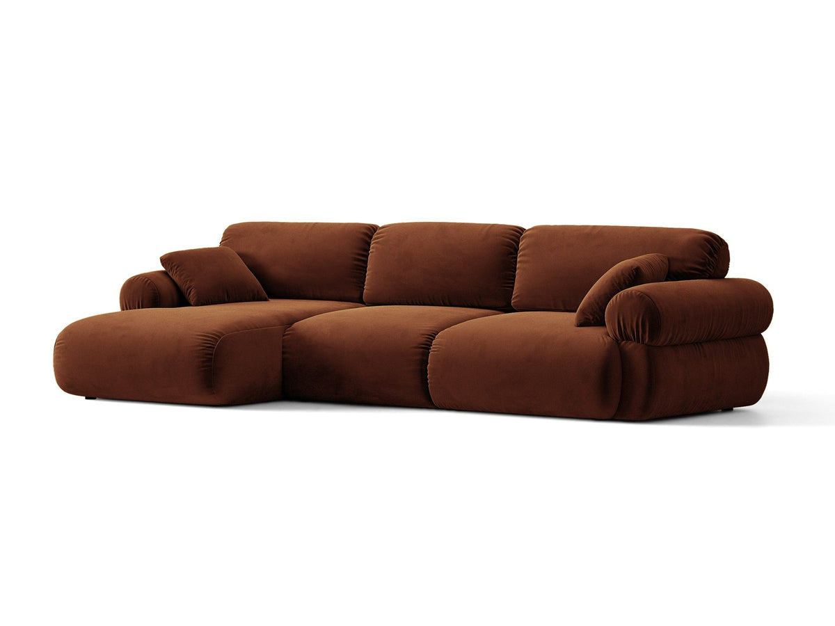 Beiges L-Sofa links Ophelia von Micadoni mit Liberty-Stoffbezug, niedriger Silhouette, schwarzen Kunststoffbeinen und tiefer Sitzfläche.