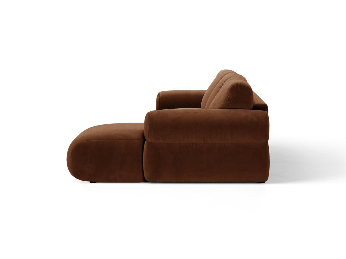 Beiges L-Sofa links Ophelia von Micadoni mit Liberty-Stoffbezug, niedriger Silhouette, schwarzen Kunststoffbeinen und tiefer Sitzfläche.