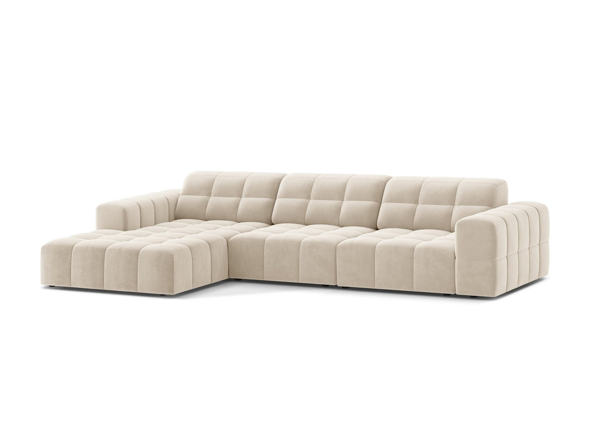 Linksseitiges L-Sofa Jennifer von Micadoni in leichtem Beige, Bluvel-Stoff, mit schwarzen Kunststoffbeinen und niedriger Rückenlehne.