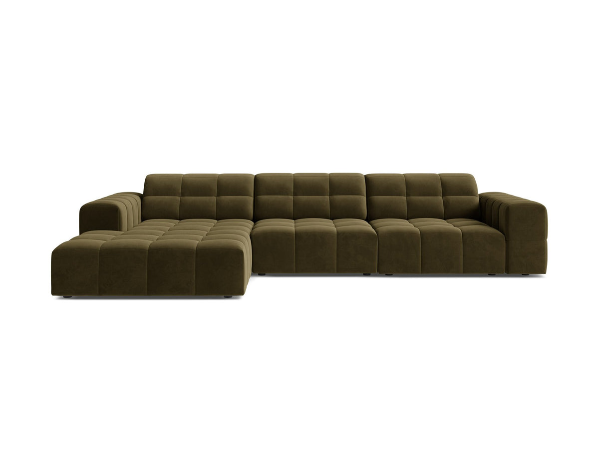 Linksseitiges L-Sofa Jennifer von Micadoni in leichtem Beige, Bluvel-Stoff, mit schwarzen Kunststoffbeinen und niedriger Rückenlehne.