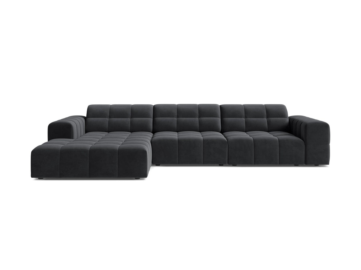 Linksseitiges L-Sofa Jennifer von Micadoni in leichtem Beige, Bluvel-Stoff, mit schwarzen Kunststoffbeinen und niedriger Rückenlehne.