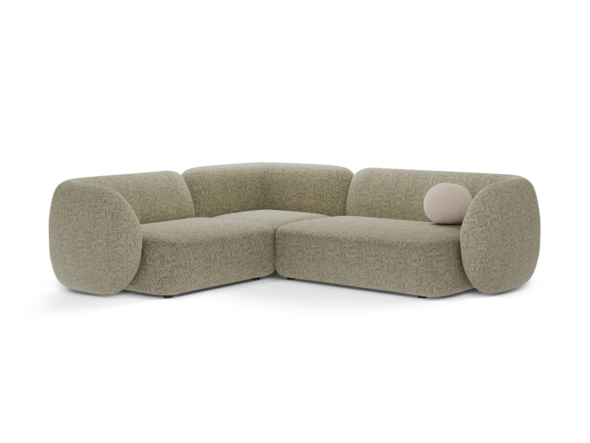 Weisses Ecksofa links Kate von Micadoni mit Bouclé-Stoff Baloo, schwarzen Kunststoffbeinen und niedriger Rückenlehne im Wohnraum.