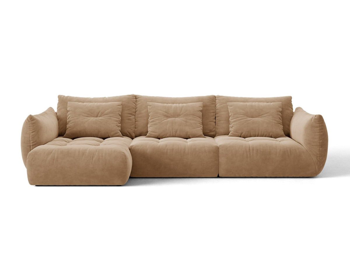 Beiges L-Sofa links von Micadoni mit weichem Veloursstoff Casino, schwarzen Kunststoffbeinen und breiter, tiefer Sitzfläche.