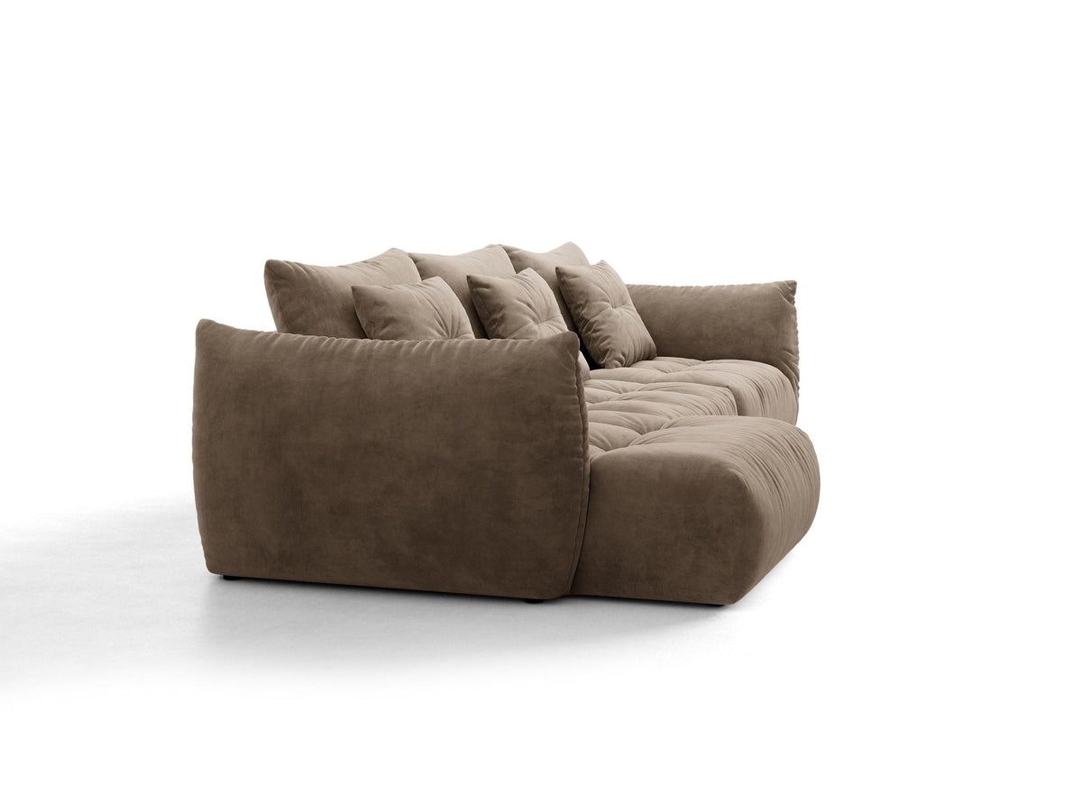 Beiges L-Sofa links von Micadoni mit weichem Veloursstoff Casino, schwarzen Kunststoffbeinen und breiter, tiefer Sitzfläche.
