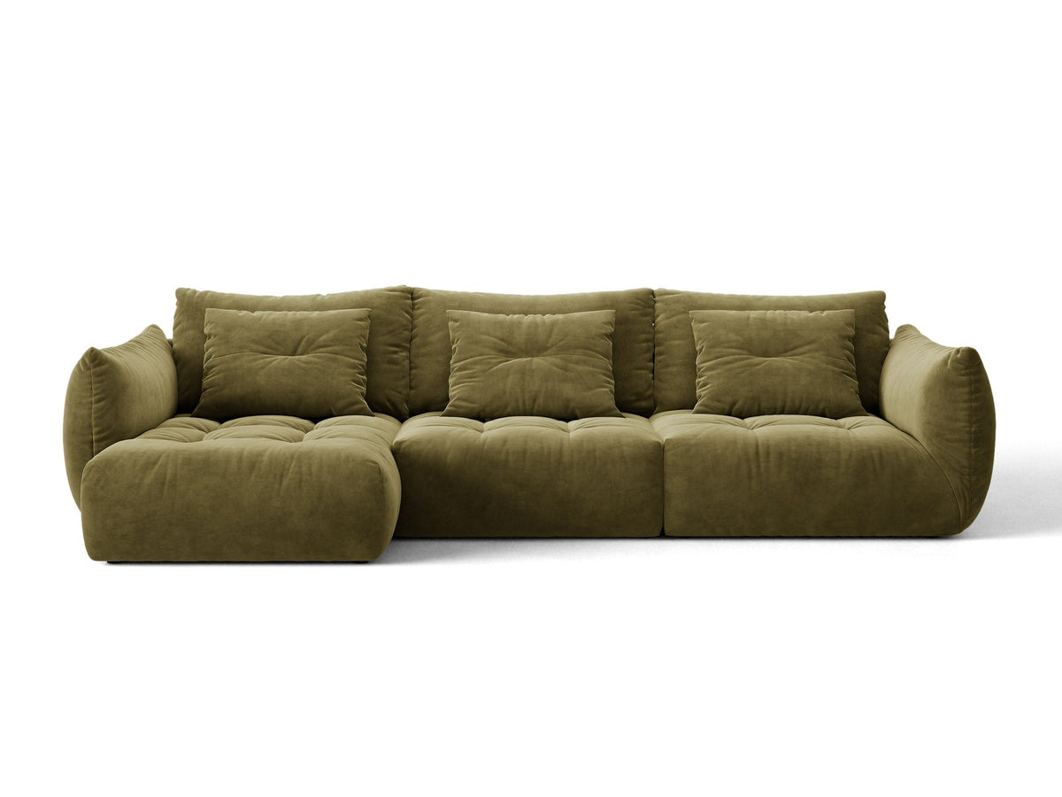 Beiges L-Sofa links von Micadoni mit weichem Veloursstoff Casino, schwarzen Kunststoffbeinen und breiter, tiefer Sitzfläche.