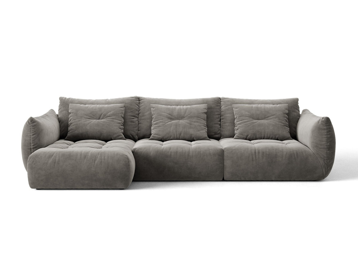 Beiges L-Sofa links von Micadoni mit weichem Veloursstoff Casino, schwarzen Kunststoffbeinen und breiter, tiefer Sitzfläche.