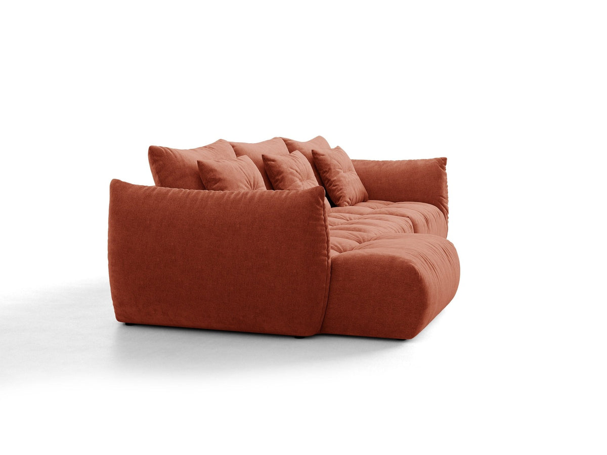 Beiges L-Sofa links von Micadoni mit weichem Veloursstoff Casino, schwarzen Kunststoffbeinen und breiter, tiefer Sitzfläche.