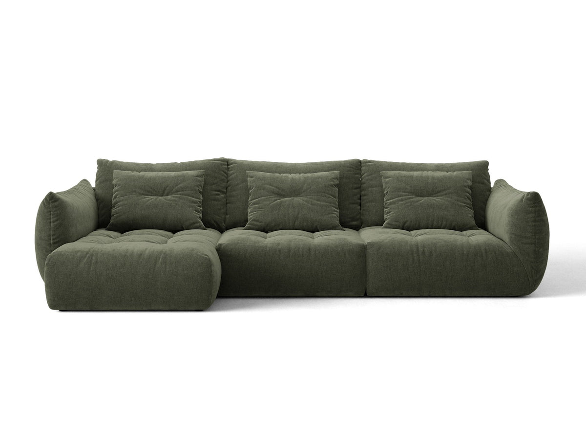 Beiges L-Sofa links von Micadoni mit weichem Veloursstoff Casino, schwarzen Kunststoffbeinen und breiter, tiefer Sitzfläche.