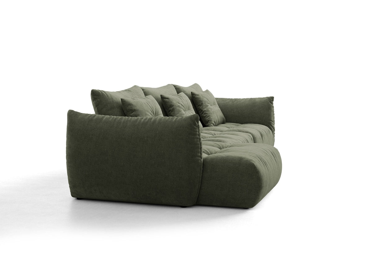 Beiges L-Sofa links von Micadoni mit weichem Veloursstoff Casino, schwarzen Kunststoffbeinen und breiter, tiefer Sitzfläche.