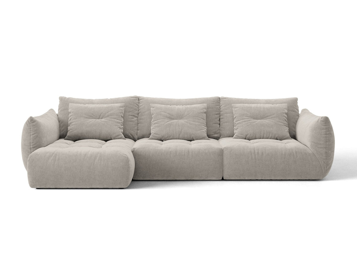 Beiges L-Sofa links von Micadoni mit weichem Veloursstoff Casino, schwarzen Kunststoffbeinen und breiter, tiefer Sitzfläche.