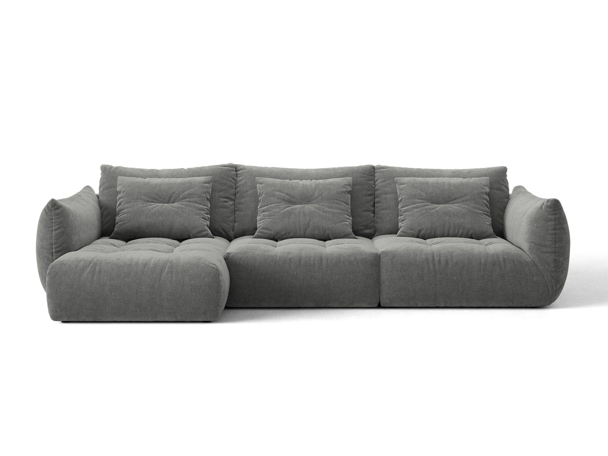 Beiges L-Sofa links von Micadoni mit weichem Veloursstoff Casino, schwarzen Kunststoffbeinen und breiter, tiefer Sitzfläche.