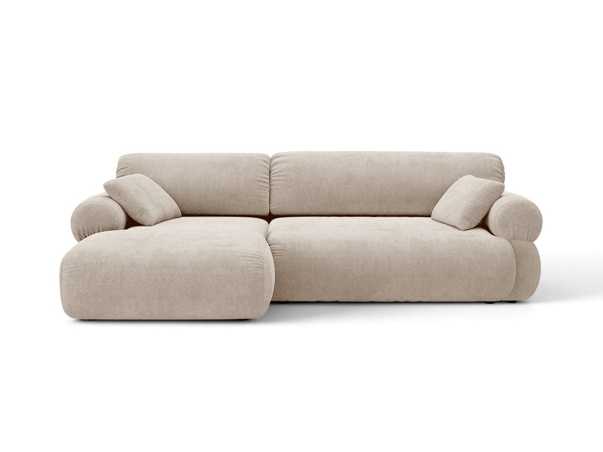 Beiges L-Sofa Ophelia von Micadoni mit Liberty-Stoffbezug, schwarzen Kunststoffbeinen und tiefer Sitzfläche, Ausrichtung links, in modernem Wohnraum.