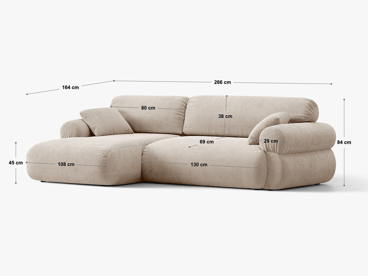 Beiges L-Sofa Ophelia von Micadoni mit Liberty-Stoffbezug, schwarzen Kunststoffbeinen und tiefer Sitzfläche, Ausrichtung links, in modernem Wohnraum.