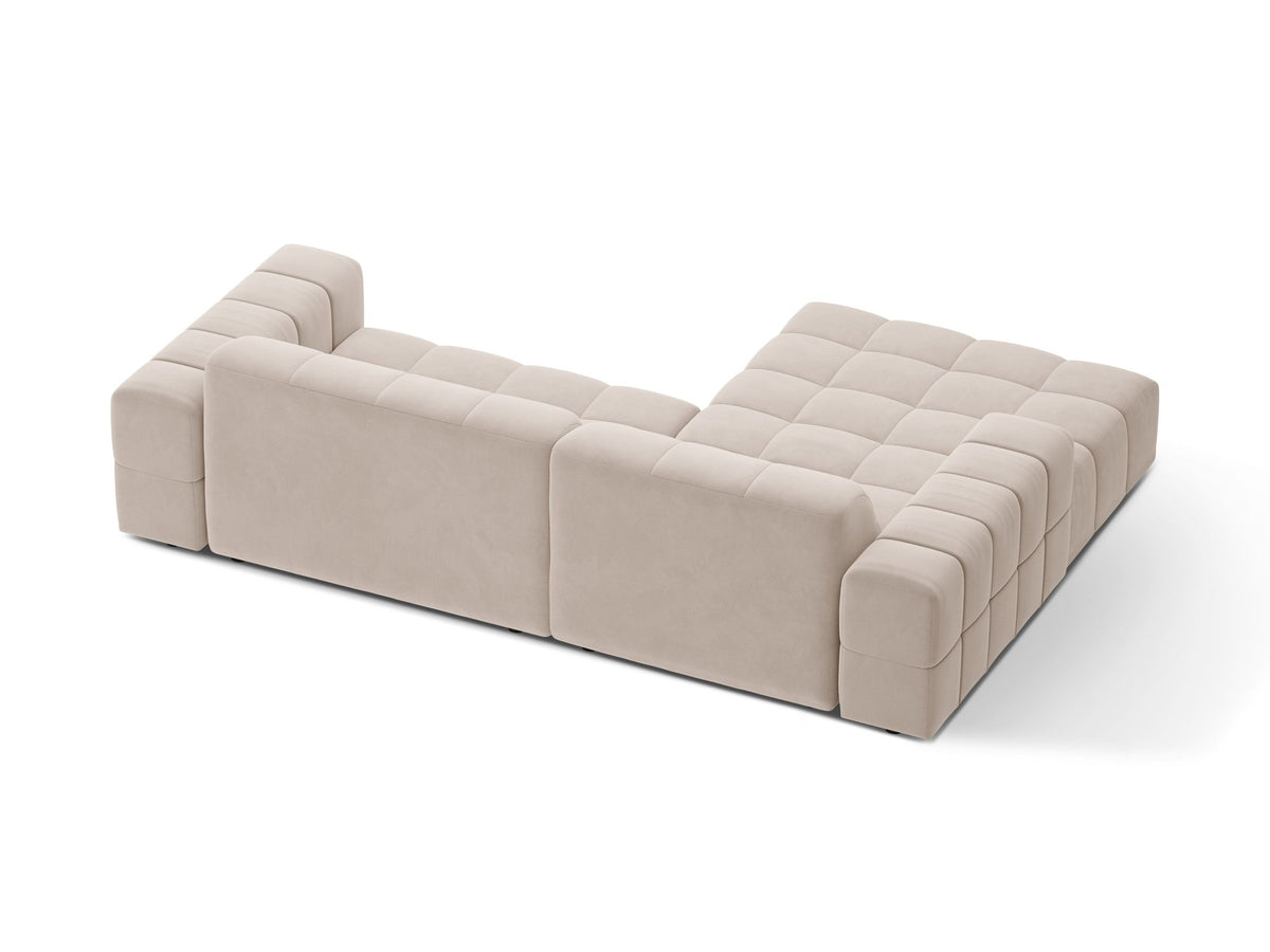 Jennifer Linkes Ecksofa von Micadoni in leichtem Beige, L-Form, Eden Chenille-Stoff, schwarze Kunststoffbeine, Rückenlehne mit Wattierung.