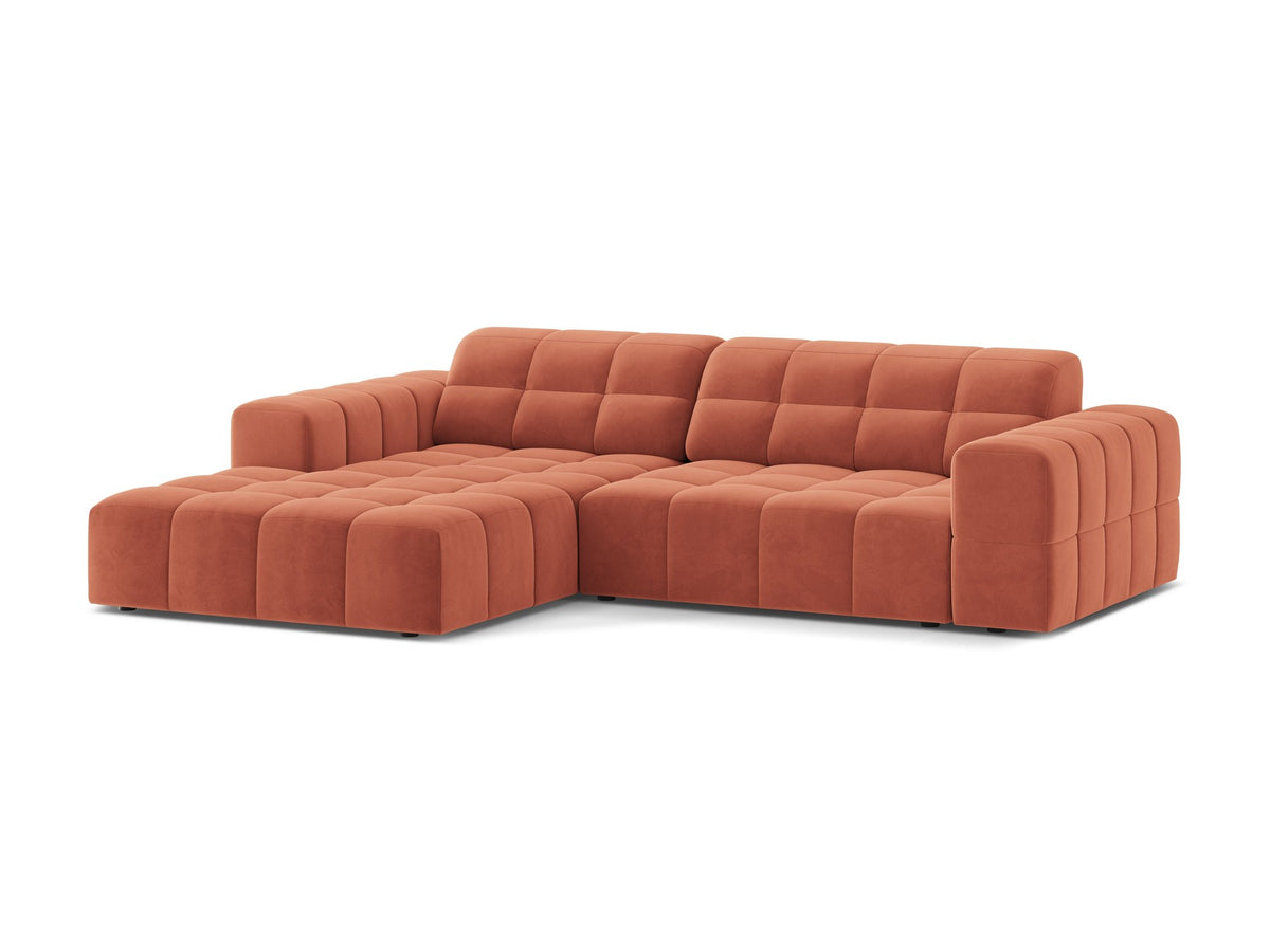 Jennifer Linkes Ecksofa von Micadoni in leichtem Beige, L-Form, Eden Chenille-Stoff, schwarze Kunststoffbeine, Rückenlehne mit Wattierung.