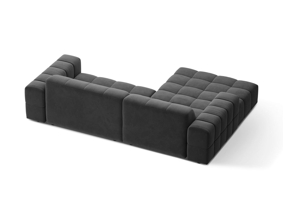 Jennifer Linkes Ecksofa von Micadoni in leichtem Beige, L-Form, Eden Chenille-Stoff, schwarze Kunststoffbeine, Rückenlehne mit Wattierung.
