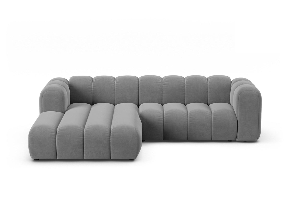 Modulares Ecksofa links Lupine von Micadoni in leichtem Beige, bezogen mit Venus-Samtstoff, schwarze Kunststoffbeine, Masse 260x177x70 cm.