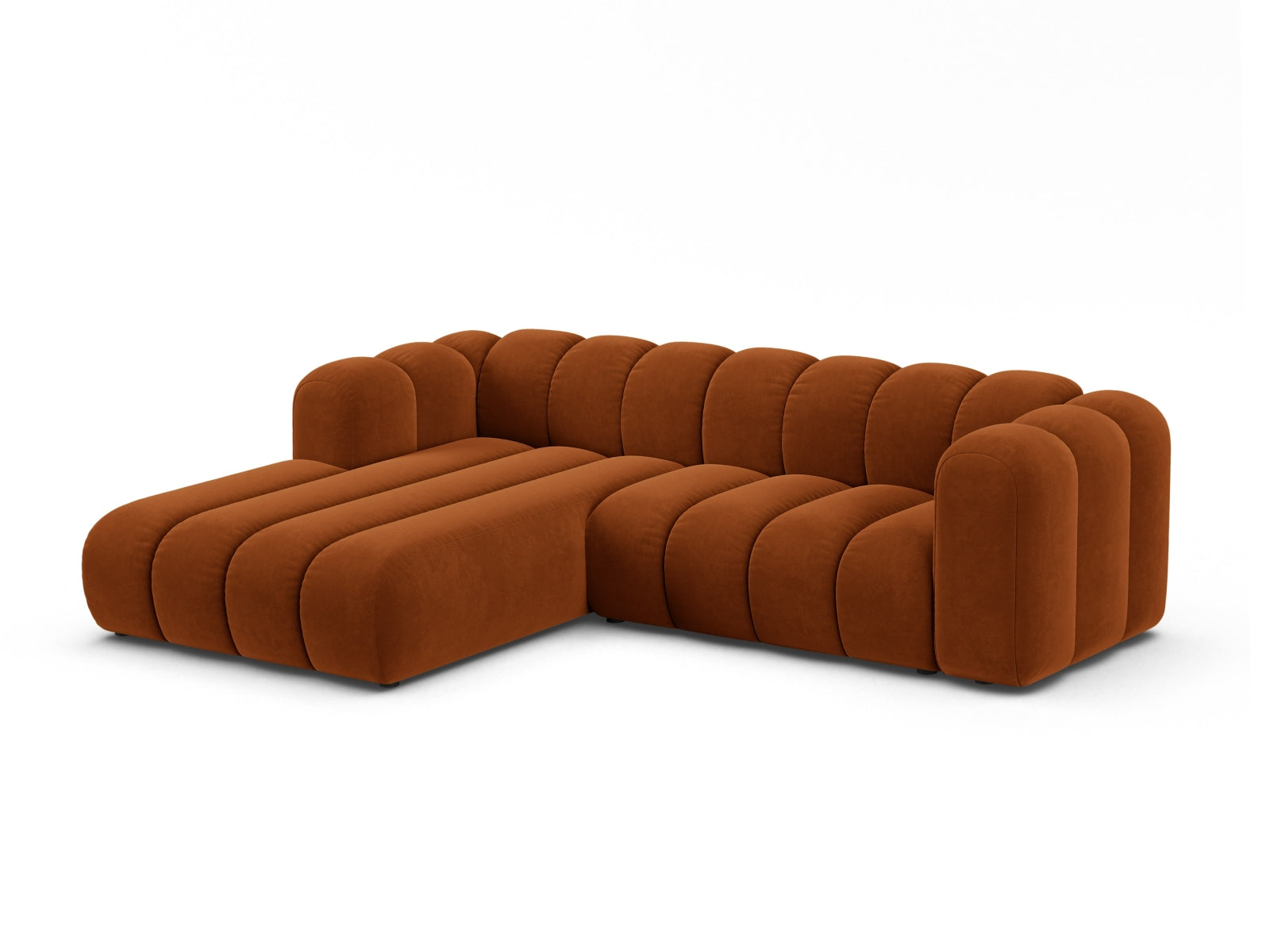 Elegantes Lupine Velour Ecksofa in Terracotta, modular und linksseitig, ideal für stilvolle Wohnräume. 4-Sitzer von Micadoni.