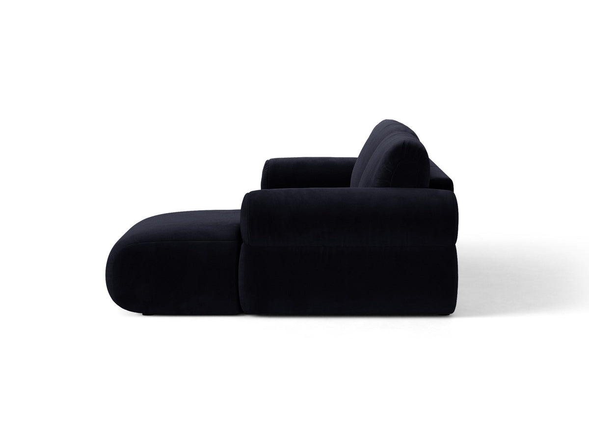 Beiges L-Sofa Ophelia von Micadoni mit Liberty-Stoffbezug, schwarzen Kunststoffbeinen und tiefer Sitzfläche, Ausrichtung links, in modernem Wohnraum.
