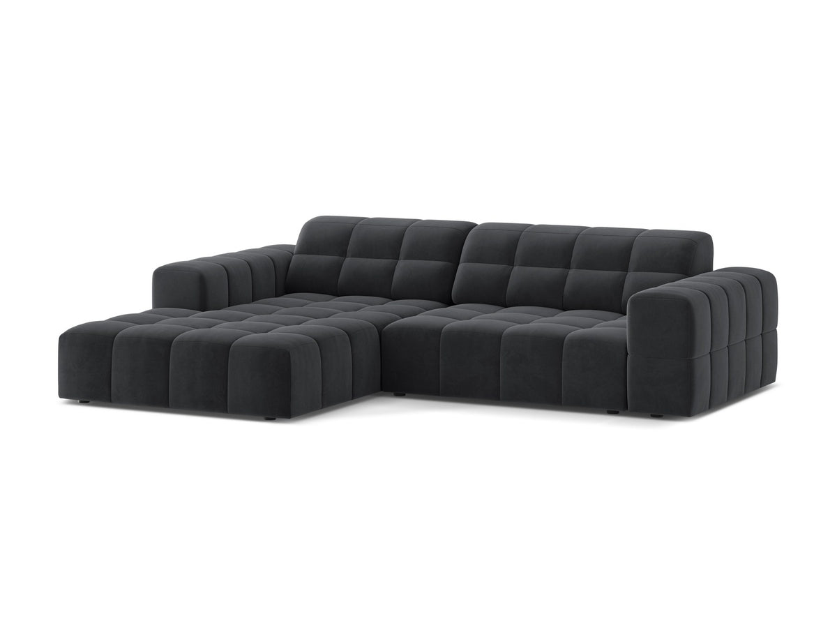Jennifer Linkes Ecksofa von Micadoni in leichtem Beige, L-Form, Eden Chenille-Stoff, schwarze Kunststoffbeine, Rückenlehne mit Wattierung.