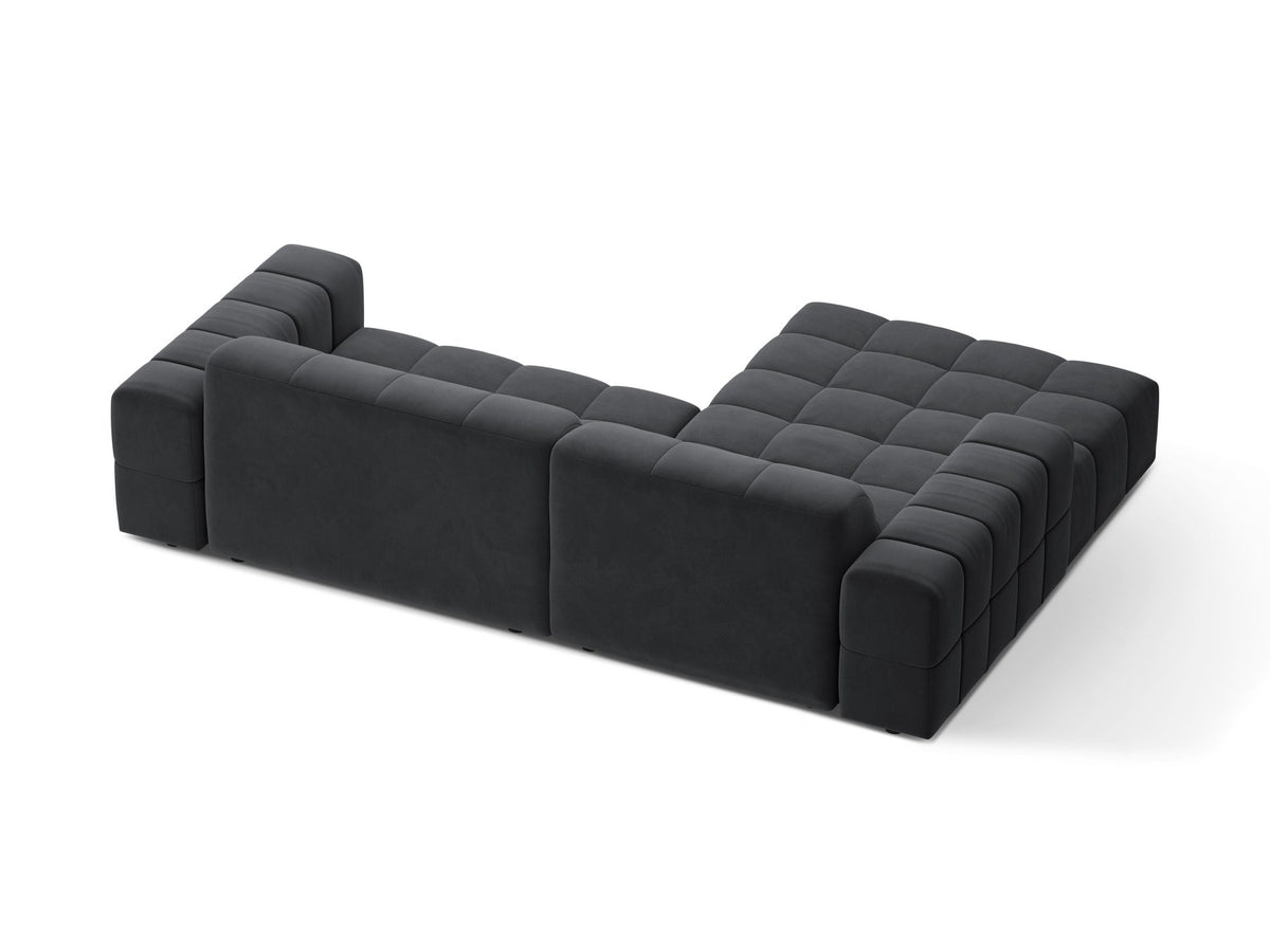 Jennifer Linkes Ecksofa von Micadoni in leichtem Beige, L-Form, Eden Chenille-Stoff, schwarze Kunststoffbeine, Rückenlehne mit Wattierung.