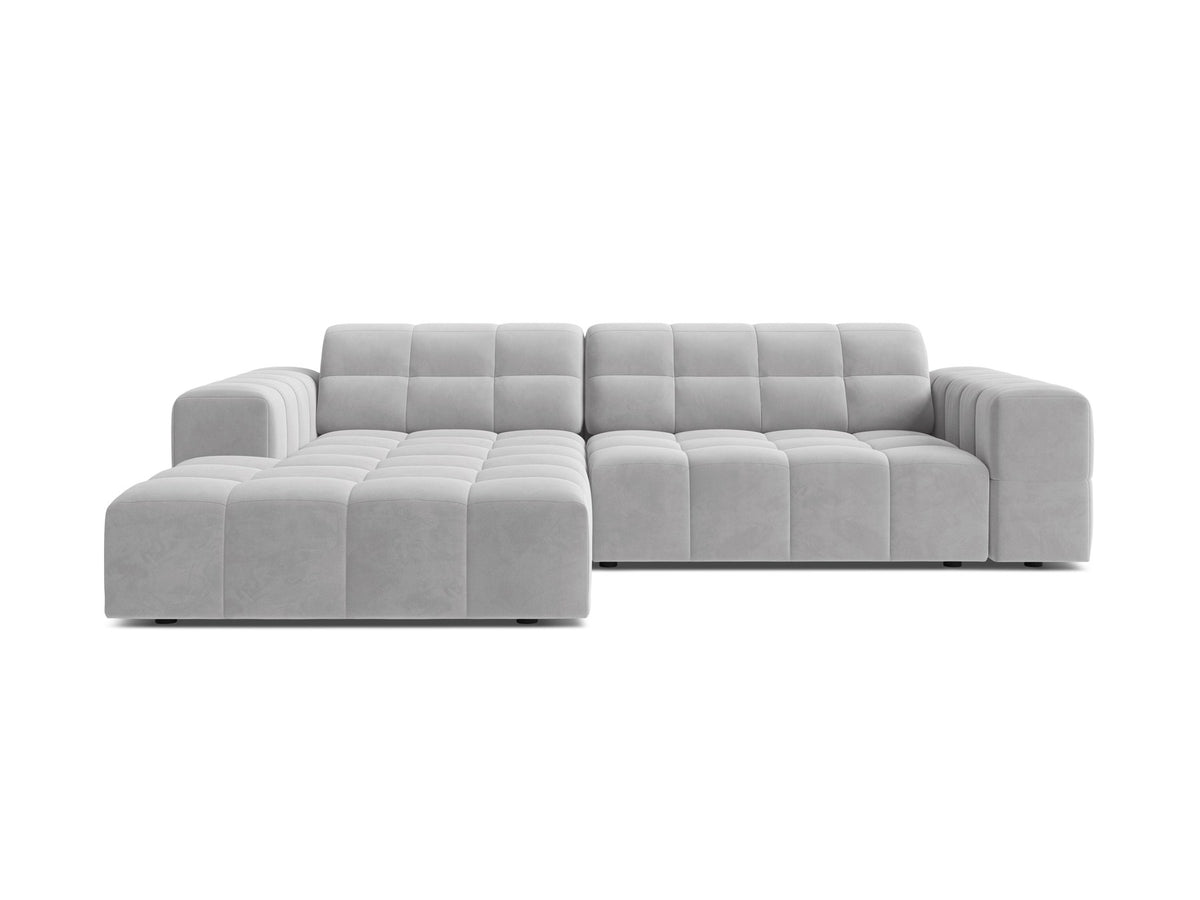 Jennifer Linkes Ecksofa von Micadoni in leichtem Beige, L-Form, Eden Chenille-Stoff, schwarze Kunststoffbeine, Rückenlehne mit Wattierung.