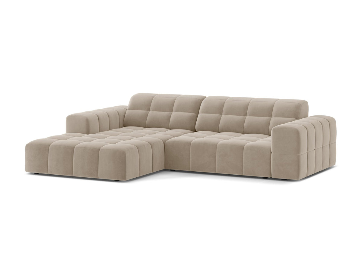 Jennifer Linkes Ecksofa von Micadoni in leichtem Beige, L-Form, Eden Chenille-Stoff, schwarze Kunststoffbeine, Rückenlehne mit Wattierung.