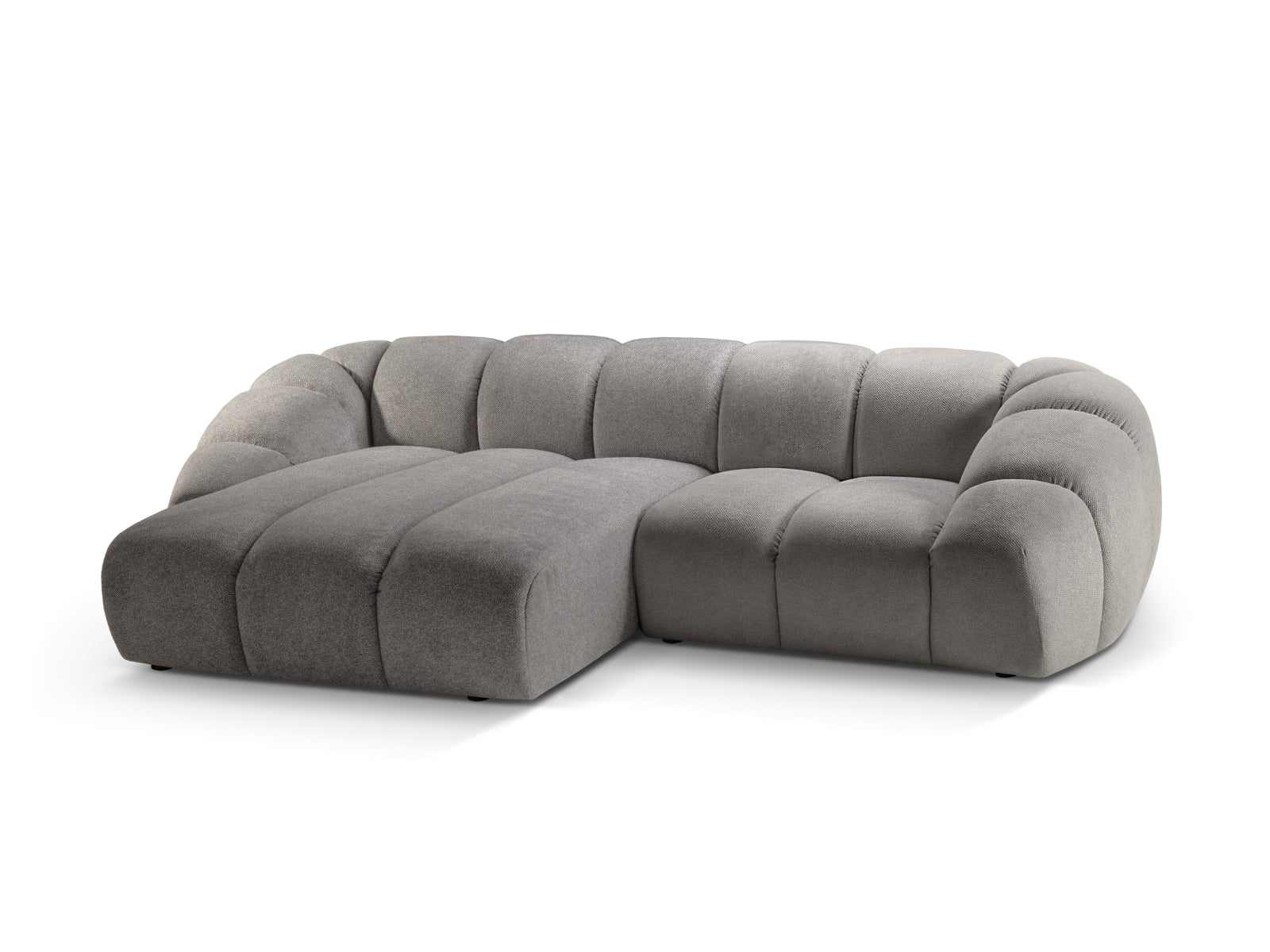 Elegantes 3-Sitzer Ecksofa Diana links in sanftem Grau, perfekt für zeitgemäße Wohnkonzepte, angeboten von Micadoni.
