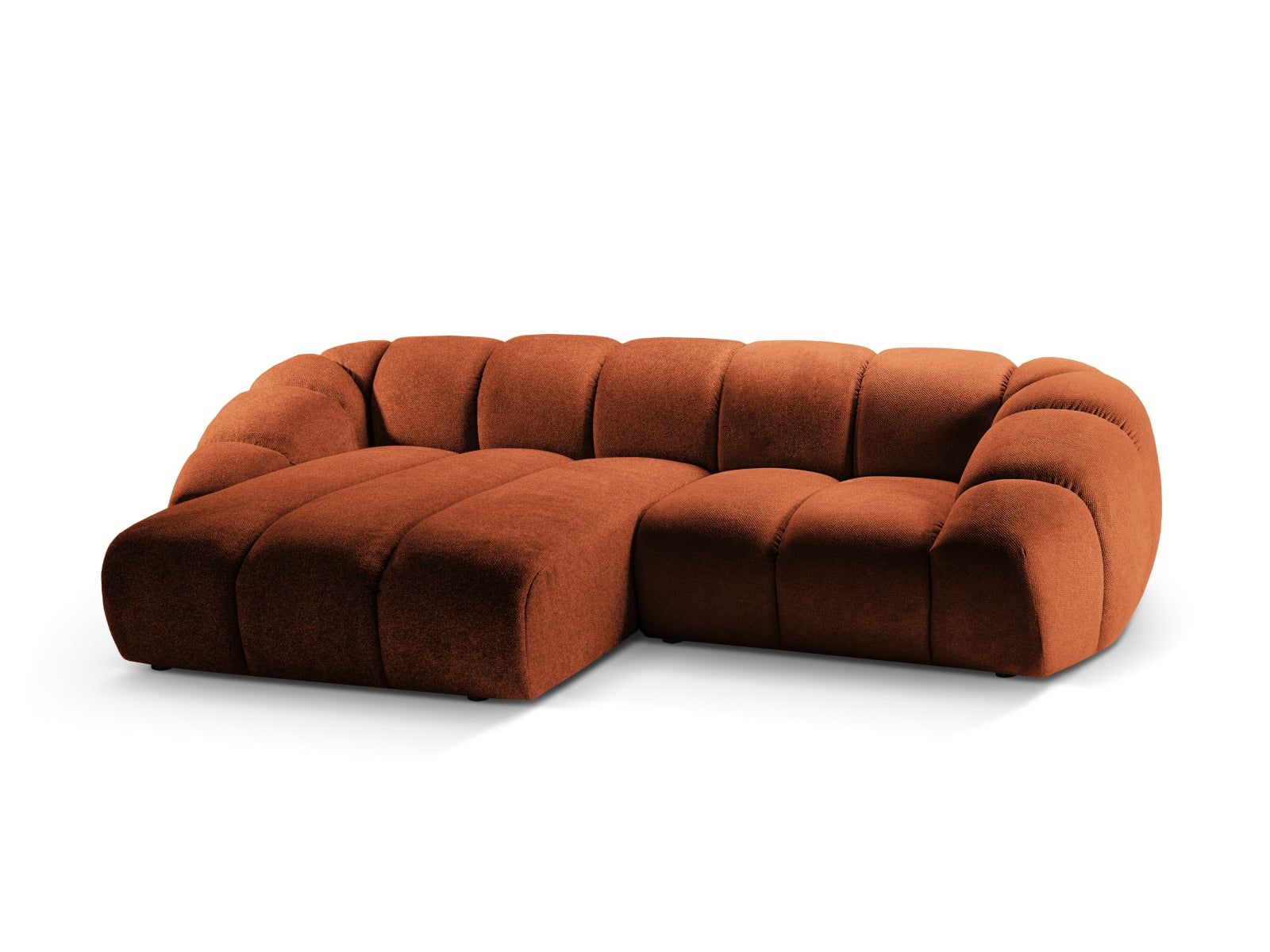Stilvolles Diana Ecksofa links in sanftem Terracotta, bietet Platz für drei Personen und verleiht jedem Raum eine einladende Atmosphäre.