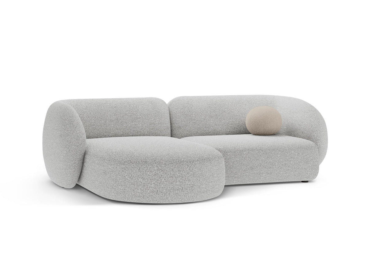Weisses Ecksofa links Kate von Micadoni mit Baloo-Stoffbezug, schwarzen Kunststoffbeinen und modularem Aufbau, Masse 255x176x76 cm