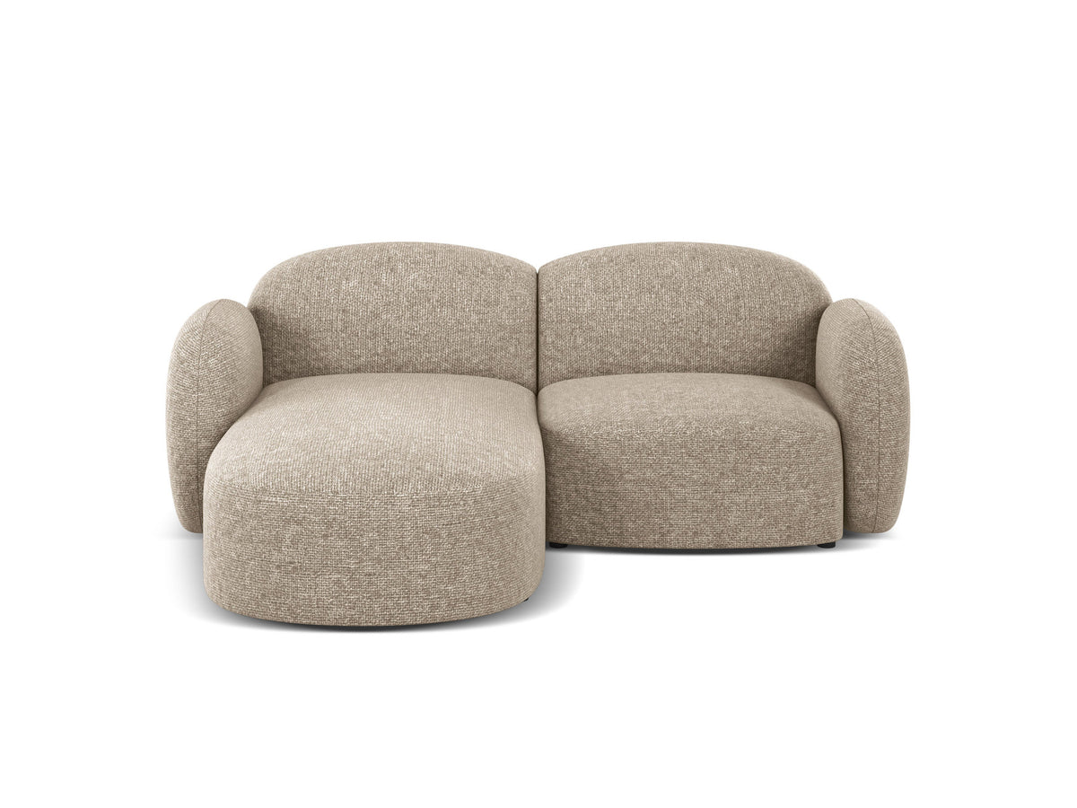 Blair Ecksofa links 3-Sitzer von Micadoni, L-Form, Bezug aus Eden-Chenillestoff in Dark Beige, Massivholzrahmen und schwarze Kunststoffbeine.