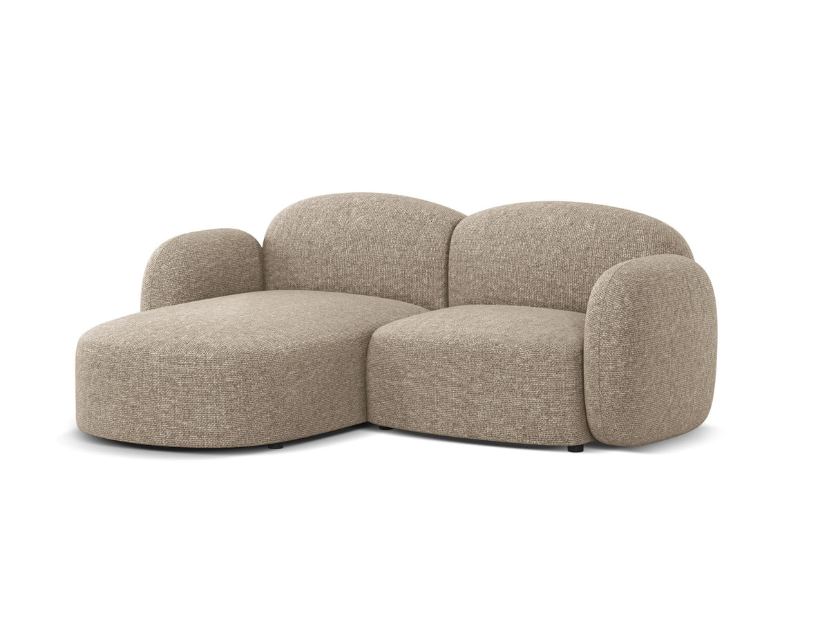 Blair Ecksofa links 3-Sitzer von Micadoni, L-Form, Bezug aus Eden-Chenillestoff in Dark Beige, Massivholzrahmen und schwarze Kunststoffbeine.