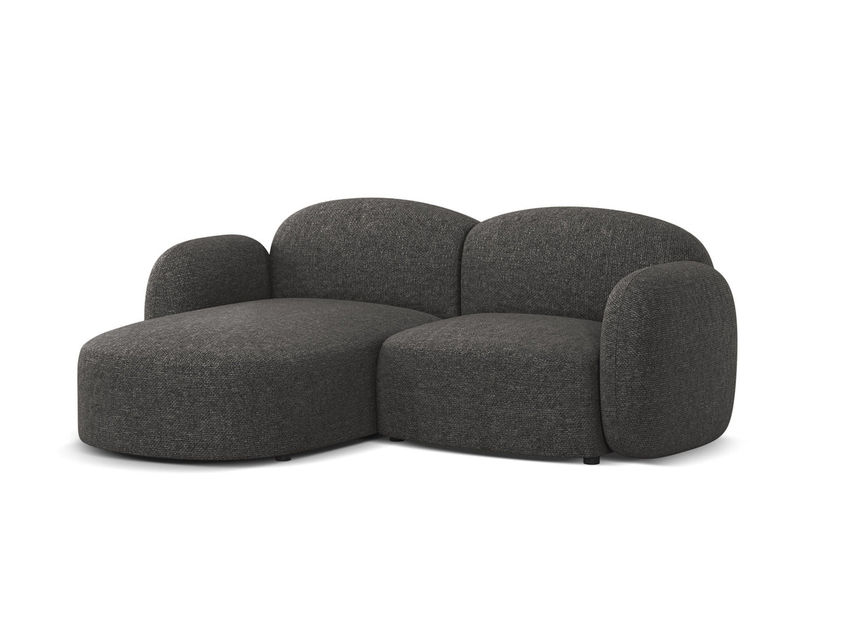 Blair Ecksofa links 3-Sitzer von Micadoni, L-Form, Bezug aus Eden-Chenillestoff in Dark Beige, Massivholzrahmen und schwarze Kunststoffbeine.