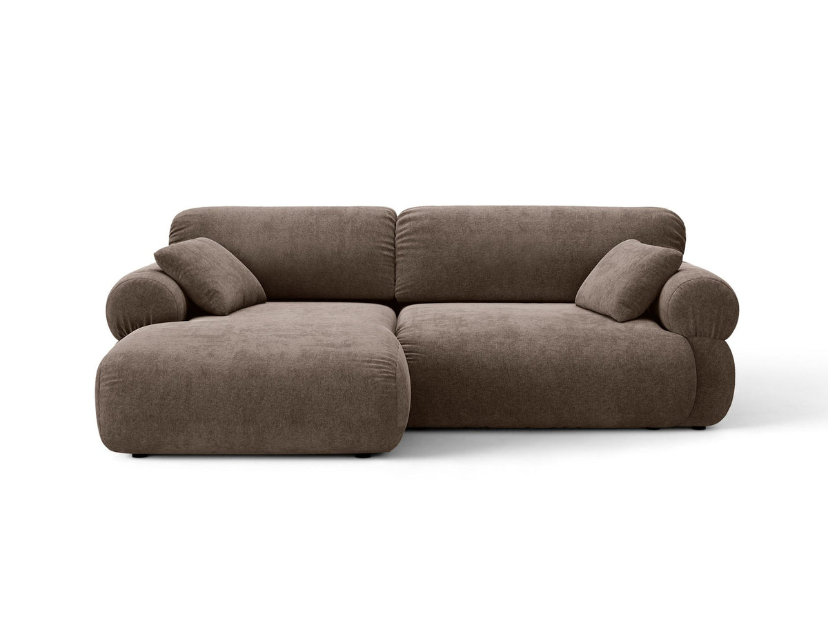 Beiges L-förmiges Ecksofa Ophelia von Micadoni mit Liberty-Stoffbezug, schwarzen Kunststoffbeinen und niedriger Rückenlehne, seitliche Ansicht.