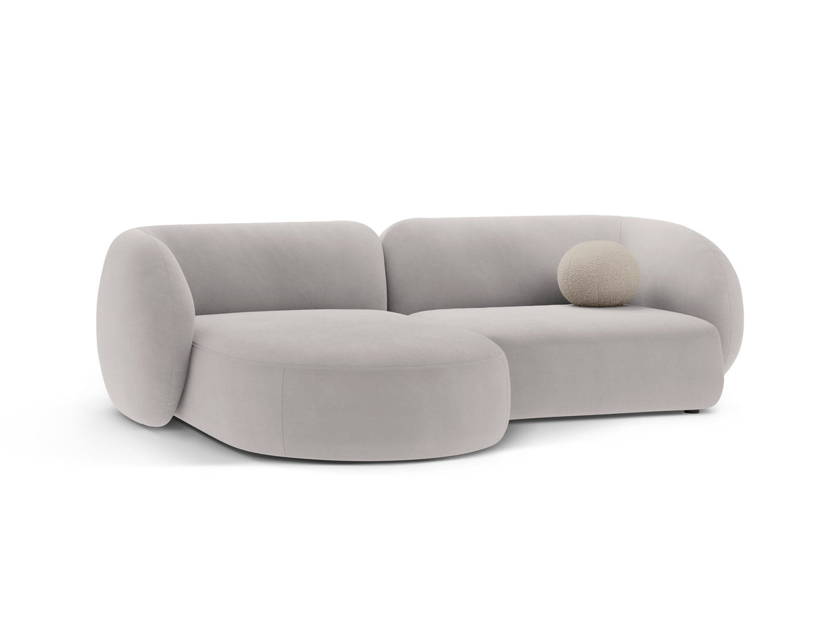 Weisses Ecksofa links Kate von Micadoni mit Baloo-Stoffbezug, schwarzen Kunststoffbeinen und modularem Aufbau, Masse 255x176x76 cm