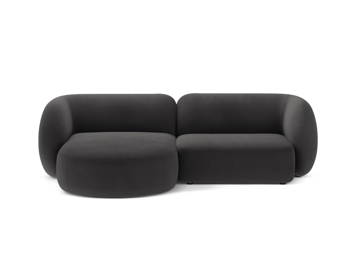 Weisses Ecksofa links Kate von Micadoni mit Baloo-Stoffbezug, schwarzen Kunststoffbeinen und modularem Aufbau, Masse 255x176x76 cm