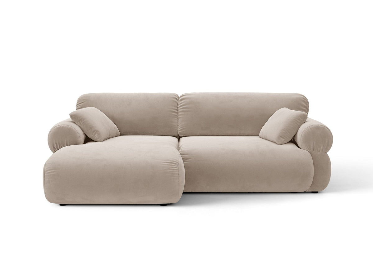 Beiges L-förmiges Ecksofa Ophelia von Micadoni mit Liberty-Stoffbezug, schwarzen Kunststoffbeinen und niedriger Rückenlehne, seitliche Ansicht.