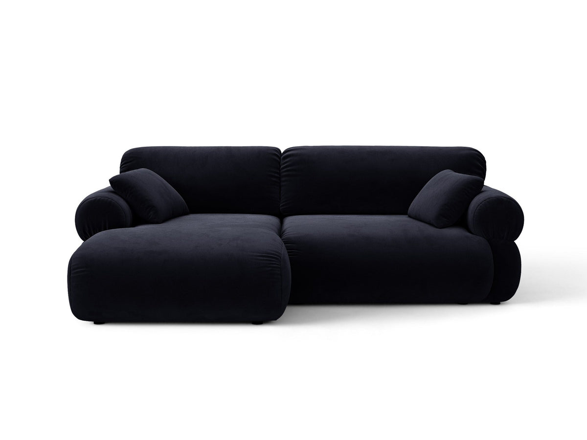 Beiges L-förmiges Ecksofa Ophelia von Micadoni mit Liberty-Stoffbezug, schwarzen Kunststoffbeinen und niedriger Rückenlehne, seitliche Ansicht.