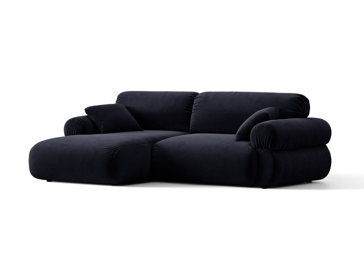 Beiges L-förmiges Ecksofa Ophelia von Micadoni mit Liberty-Stoffbezug, schwarzen Kunststoffbeinen und niedriger Rückenlehne, seitliche Ansicht.