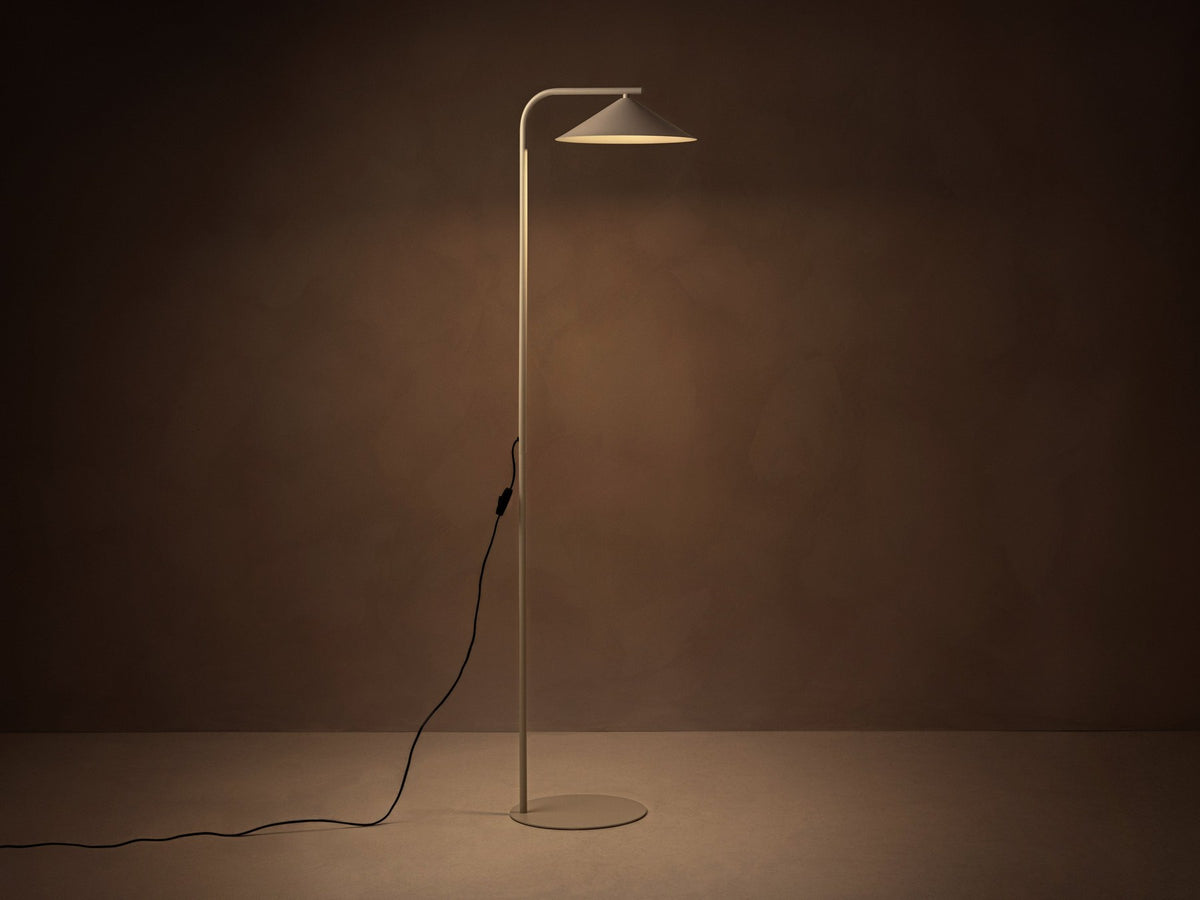 Stehlampe Nocte von Micadoni in Beige mit schlankem Metallgestell und kegelförmigem Stoffschirm, Höhe 160 cm, Breite 41 cm.