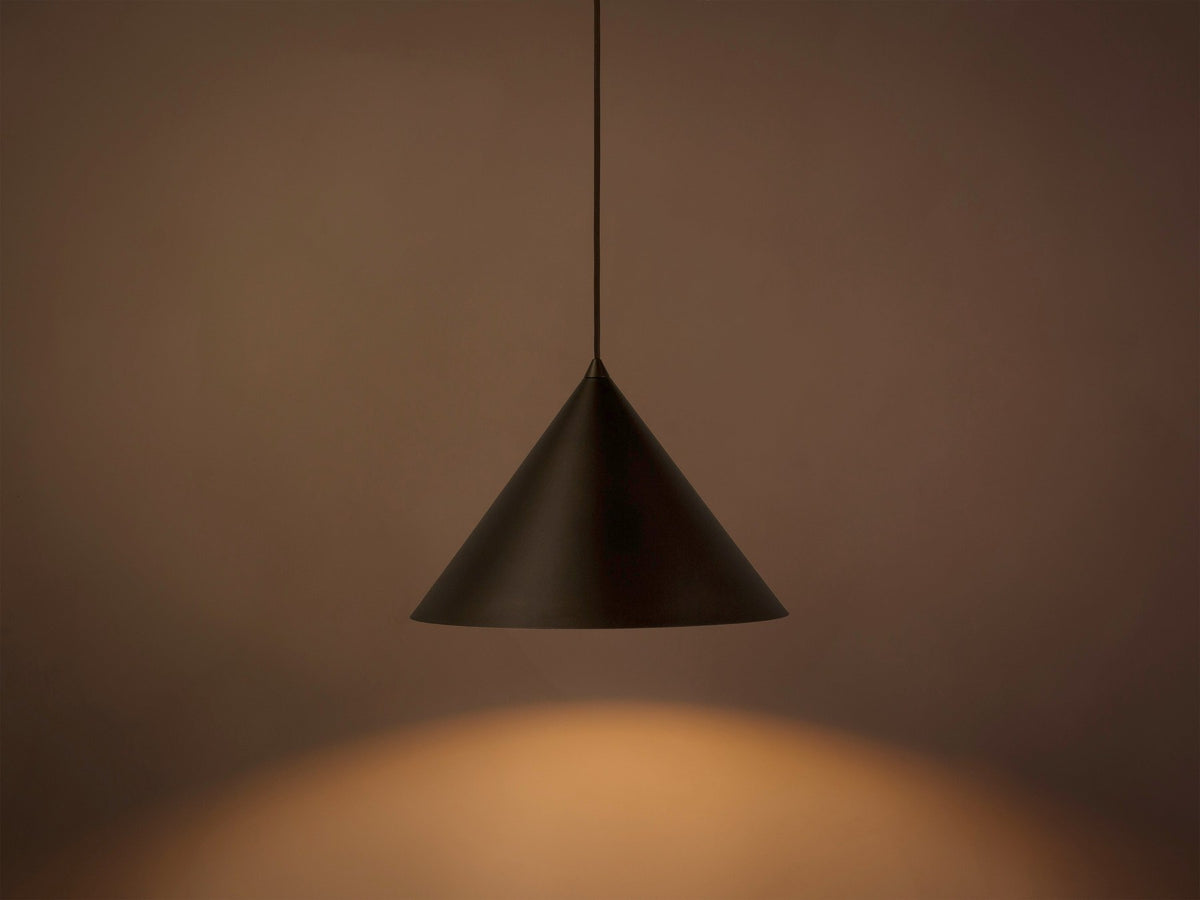 Pendelleuchte Timbo von Micadoni in Ziegel, konischer Schirm aus lackiertem Stahl, Fassung für E27-Leuchtmittel, minimalistisches Design