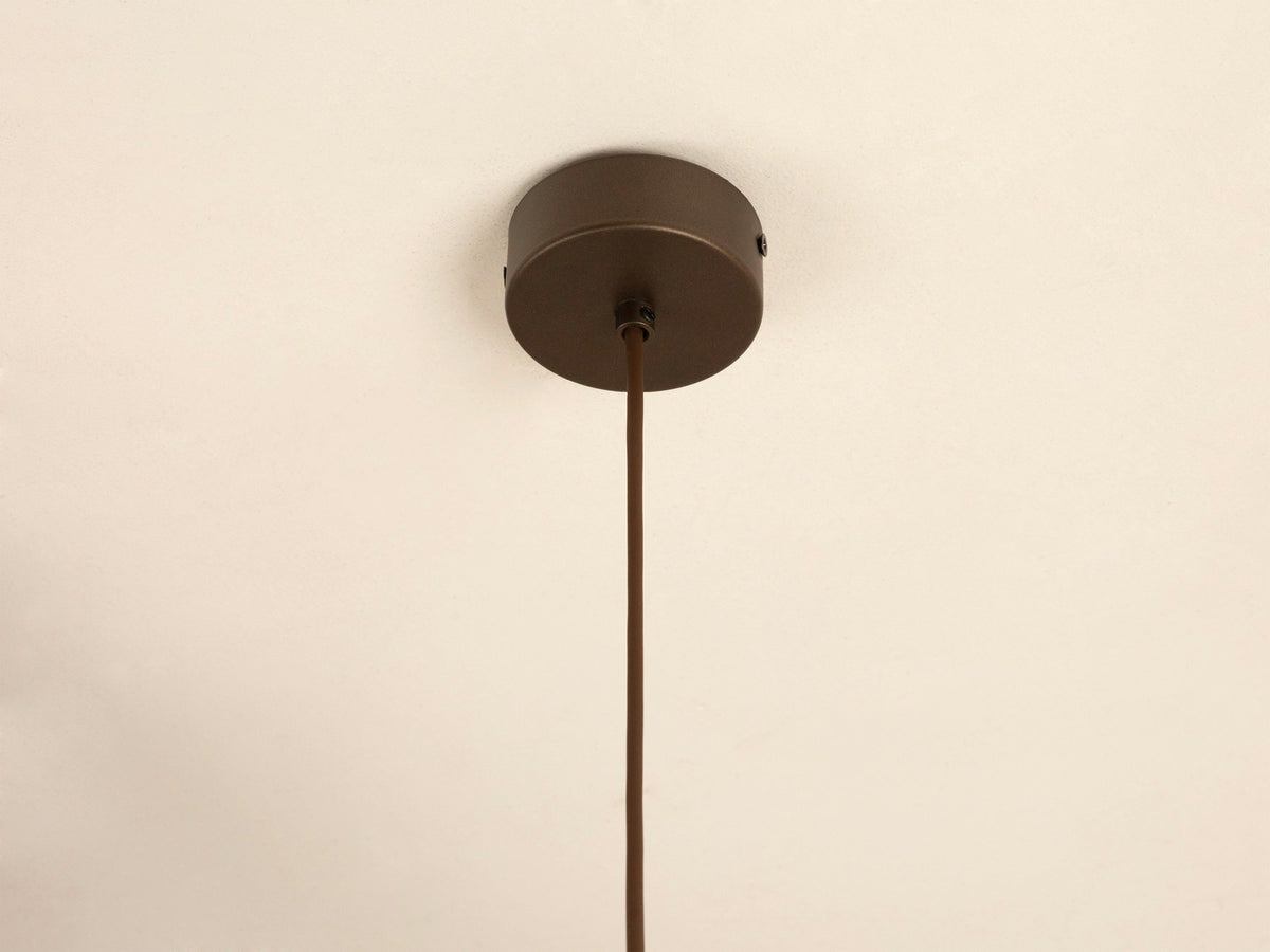 Pendelleuchte Timbo von Micadoni in Ziegel, konischer Schirm aus lackiertem Stahl, Fassung für E27-Leuchtmittel, minimalistisches Design