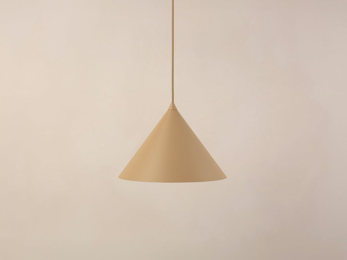 Pendelleuchte Timbo von Micadoni in Ziegel, konischer Schirm aus lackiertem Stahl, Fassung für E27-Leuchtmittel, minimalistisches Design