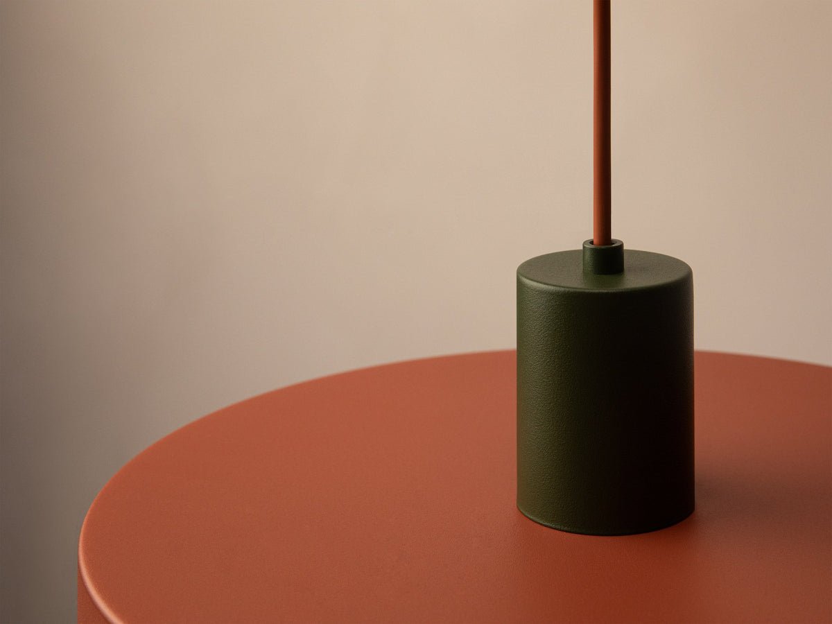 Grüne Ori Pendelleuchte von Micadoni mit rundem Metallschirm im Retro-Design, offene Fassung für Filament-Leuchtmittel, Höhe 145 cm.