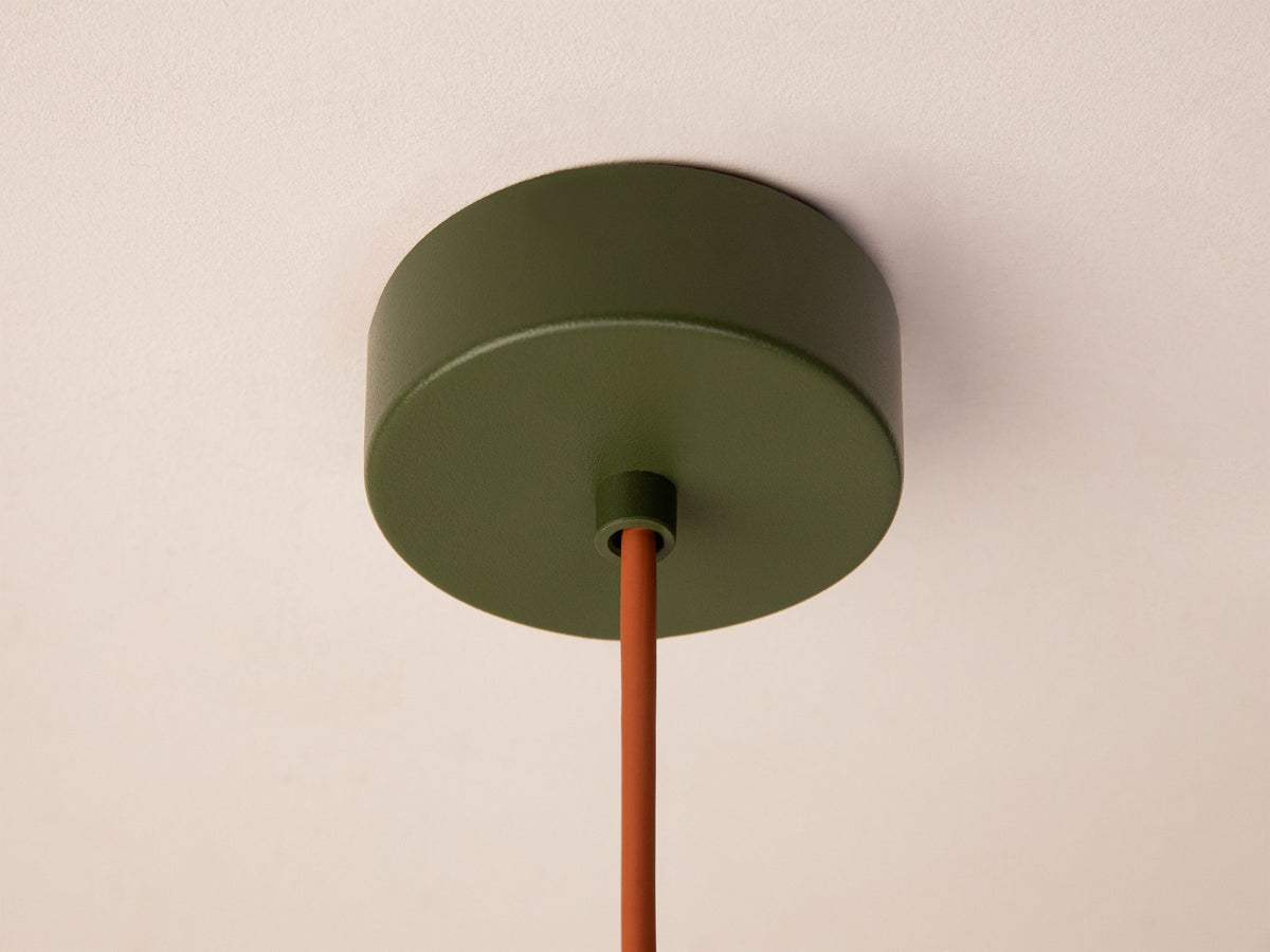 Grüne Ori Pendelleuchte von Micadoni mit rundem Metallschirm im Retro-Design, offene Fassung für Filament-Leuchtmittel, Höhe 145 cm.